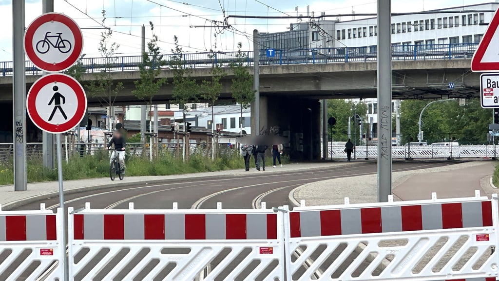 Eine Momentaufnahme am Montag (5. Mai 2025) am Nachmittag: Sowohl Radfahrer als auch Fußgänger ignorieren die Absperrungen rund um die einsturzgefährdete Magdeburger Ringbrücke am Damaschkeplatz.