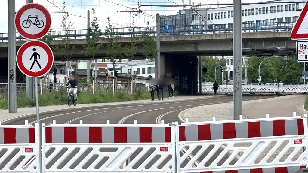 Eine Momentaufnahme am Montag (5. Mai 2025) am Nachmittag: Sowohl Radfahrer als auch Fußgänger ignorieren die Absperrungen rund um die einsturzgefährdete Magdeburger Ringbrücke am Damaschkeplatz.