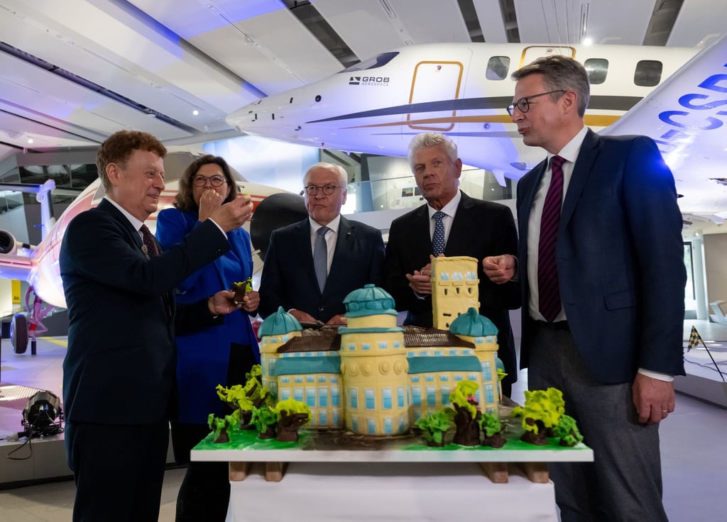 Festakt mit Torte - in Museumsform.