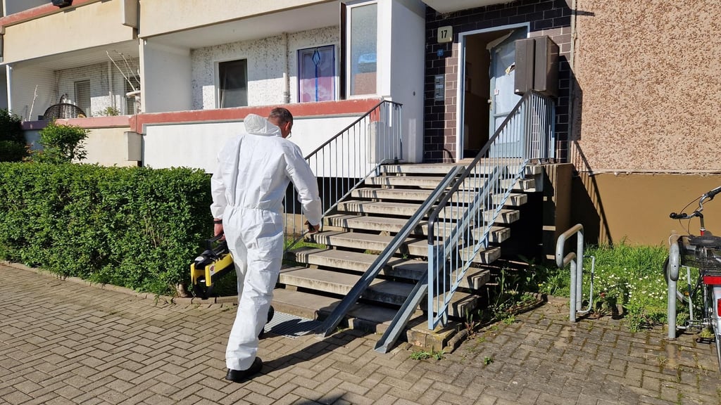 Kriminaltechniker gehen in das Haus der Brand-Wohnung.