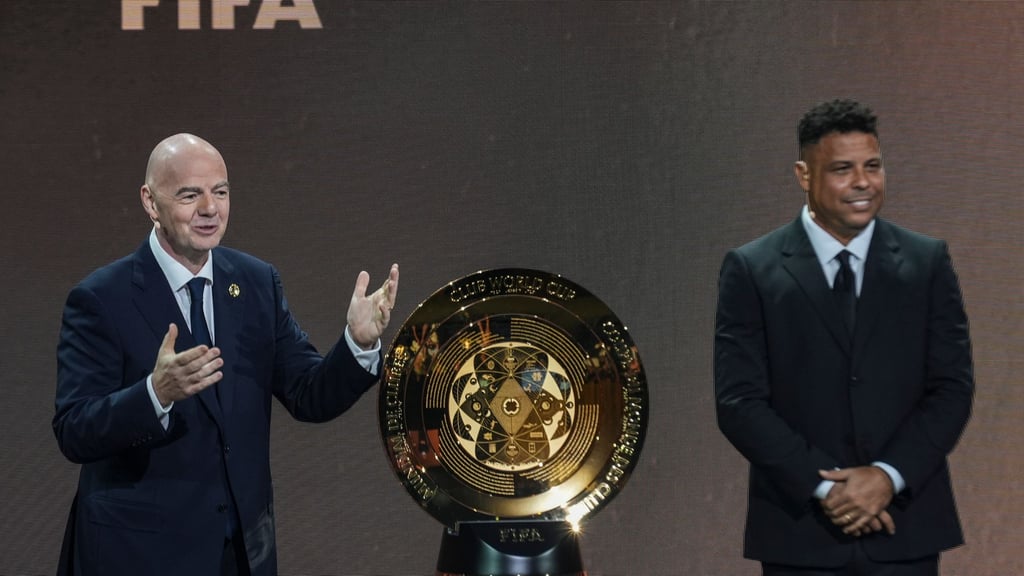 Fifa-Boss Infantino (l) und die Trophäe der Club-WM.