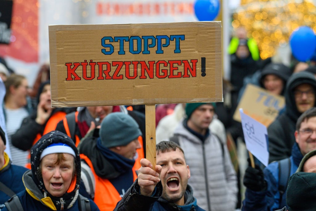 Im Dezember hatte es eine Demonstration gegen Sozialabbau in der Behindertenhilfe gegeben - kurz darauf stellte ein erstes Haus der Behindertenhilfe Insolvenzantrag. (Archivbild)