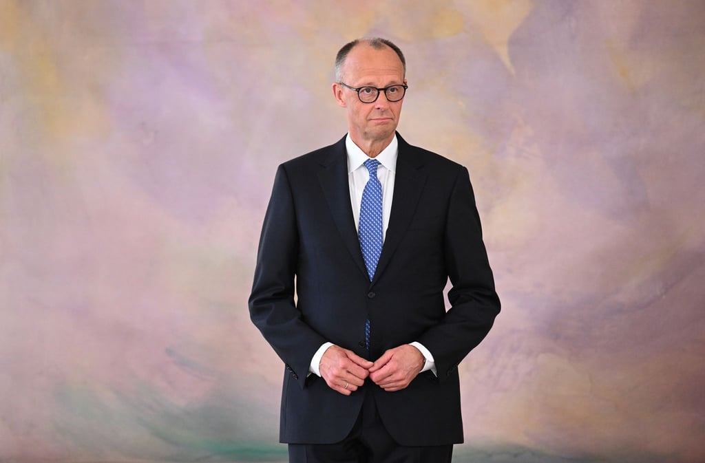 Bundeskanzler Friedrich Merz (CDU) wartet im Schloss Bellevue darauf, die Ernennungsurkunde vom Bundespräsidenten überreicht zu bekommen.