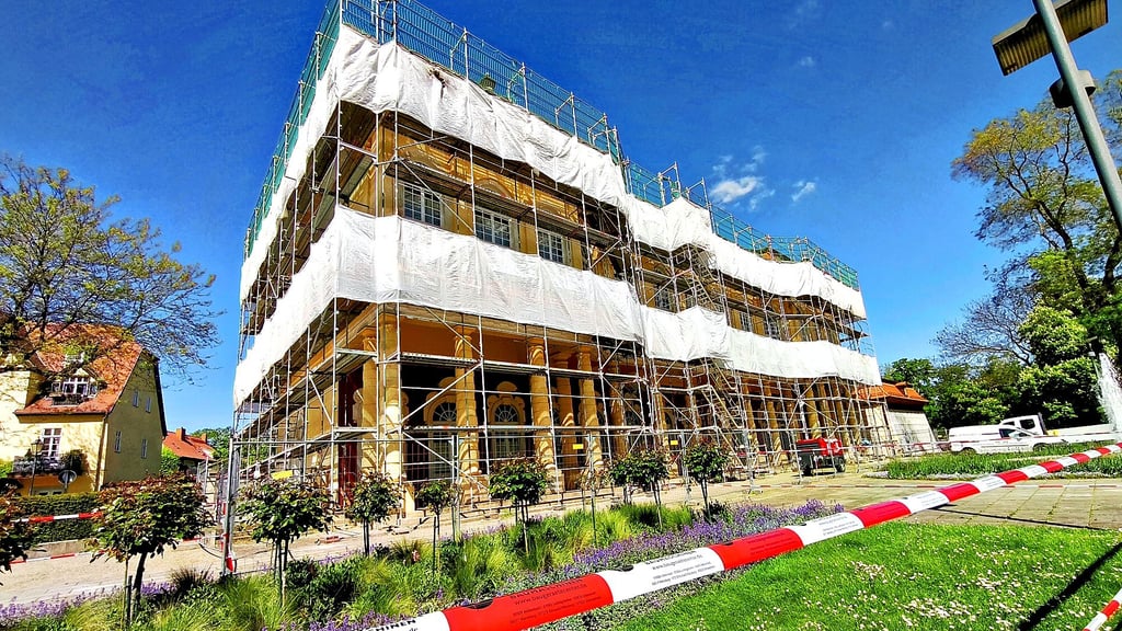 Die Langzeitbaustelle Schlossgartensalon in Merseburg ist umfangreich abgesperrt. Der Hausschwamm hat das Gebbäude befallen, die Sanierung kostet Millionen.