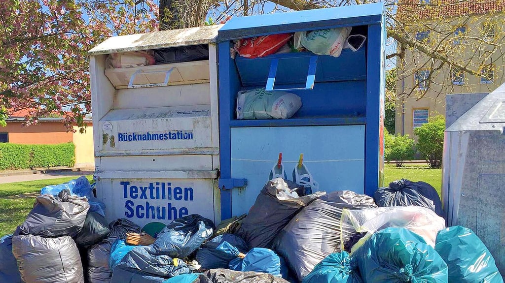 Vielerorts fehlen inzwischen die Altkleider-Sammelcontainer. Wo es sie noch gibt – wie hier in Frose – stapeln sich die Säcke davor.