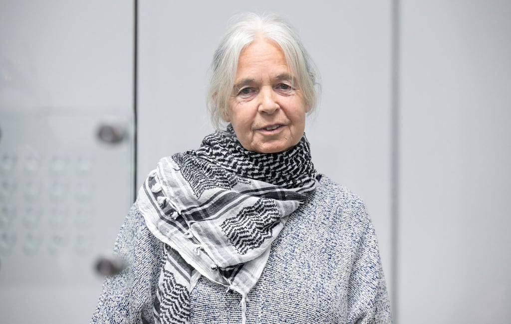 Daniela Klette trug beim Betreten des Gerichtssaals ein Palästinensertuch.