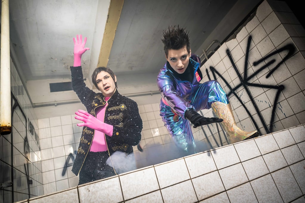 „eXoplanet" führt an ungewöhnliche Orte in Magdeburg. Hier Timur und Emilie Renard in einer früheren Kantine des Sket.