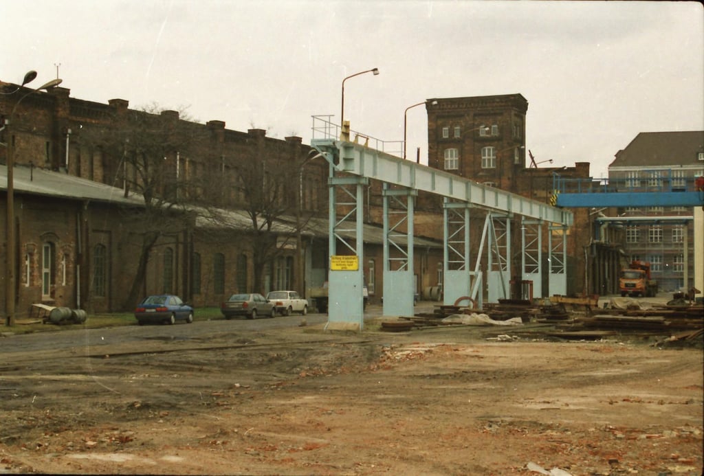 Das Bild zeigt das Außengelände des heutigen Technikmuseums Magdeburg im März 1994. Eröffnet wurde es im Mai 1995.