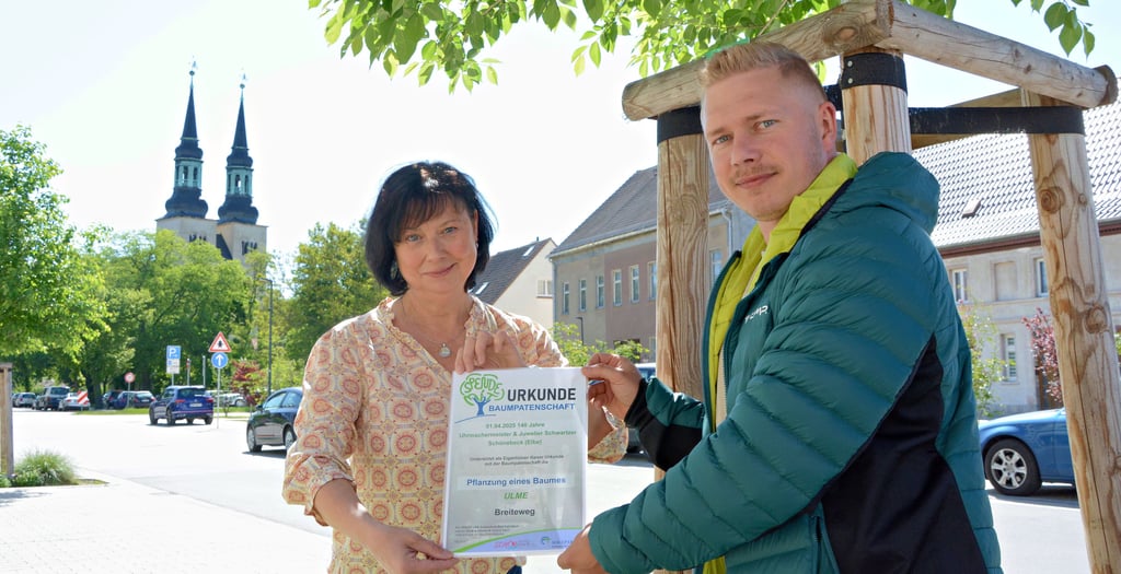 Beim Anbringen der Spenderplakette an „ihrem" Baum konnte Heike Schwartzer mitanpacken.