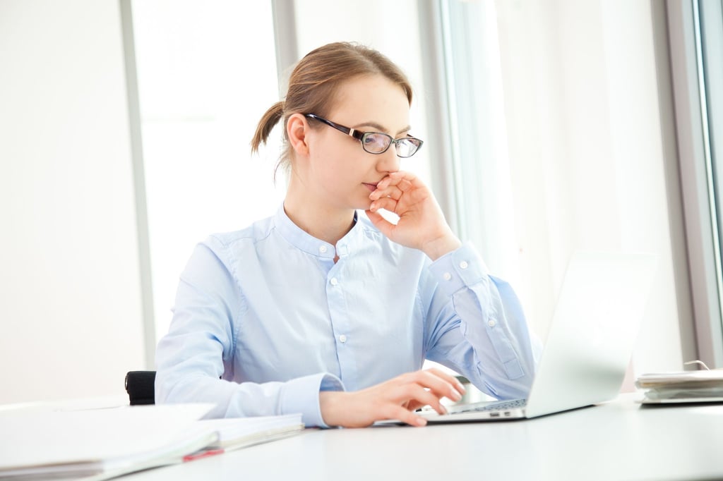 Betroffene des sogenannten Imposter-Syndroms halten sich irrtümlich selbst für Hochstapler, da sie glauben, sie hätten ihren Job nicht verdient.