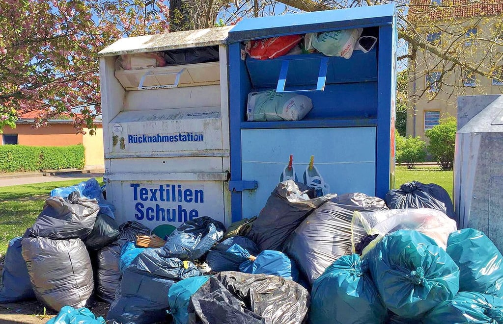 Vielerorts fehlen inzwischen die Altkleider-Sammelcontainer. Wo es sie noch gibt – wie hier in Frose – stapeln sich die Säcke davor.