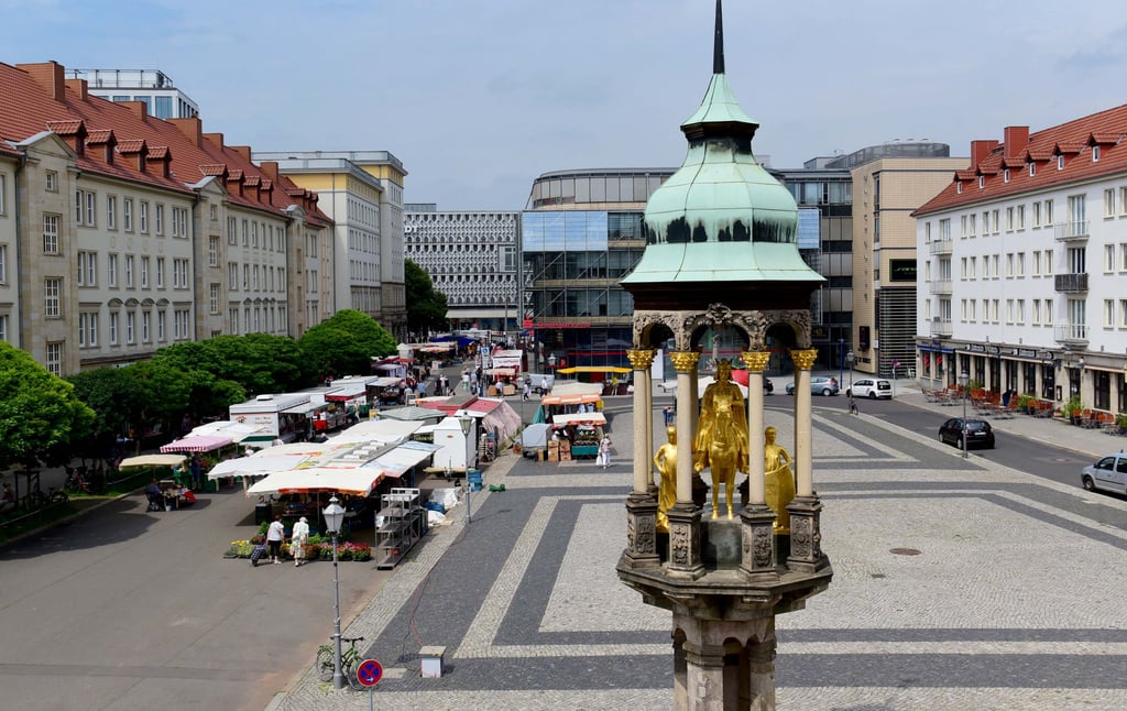 Der Alte Markt in Magdeburg, hier beim regulären Wochenmarkt. Der Platz wird am 10. Mai Schauplatz des ersten großen Events seit dem schrecklichen Anschlag auf dem Platz auf dem Weihnachtsmarkt 2024.