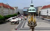 Der Alte Markt in Magdeburg, hier beim regulären Wochenmarkt. Der Platz wird am 10. Mai Schauplatz des ersten großen Events seit dem schrecklichen Anschlag auf dem Platz auf dem Weihnachtsmarkt 2024. 