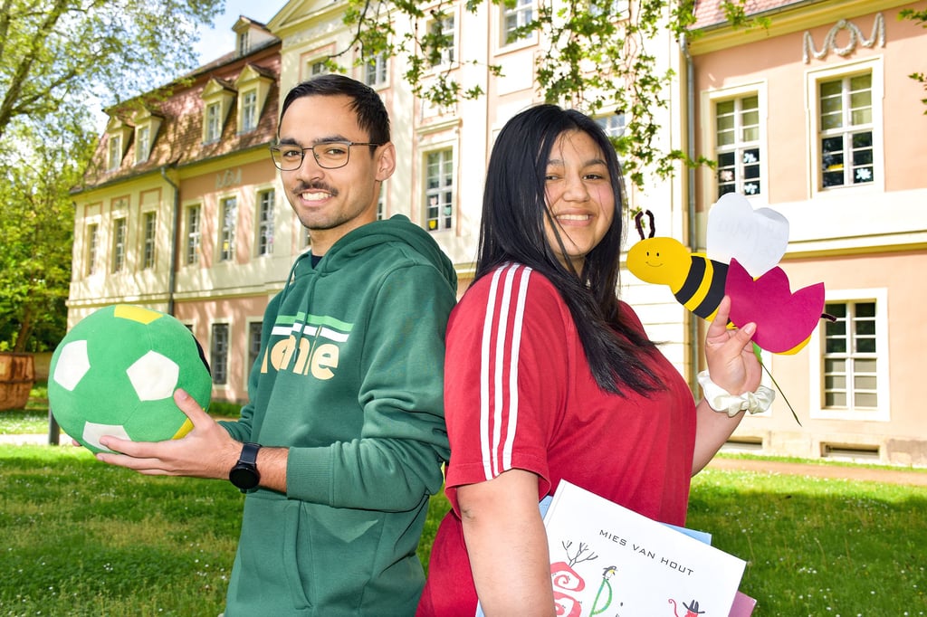 Tami Wendler und Isabella Keßler absolvieren mit viel Freude ein Freiwilliges Soziales Jahr im Kreativitätszentrum in Zeitz.