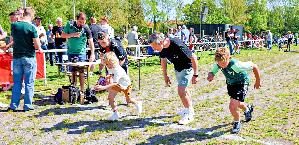 Zum Sommerbiathlon des Sportvereins Wolmirsleben, Unseburg, Tarthun in Unseburg gehörte auch ein Lauf für die ganze Familie. Daran nahmen die Familien Knorn und Gehrke teil.