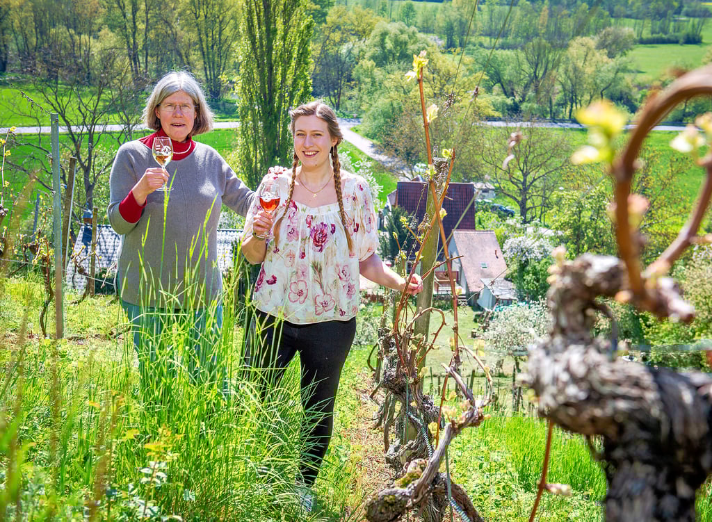 Maria (l.) und Elisabeth Wartenberg im Weinberg oberhalb ihres Weingutes am Naumburger Steinmeister.