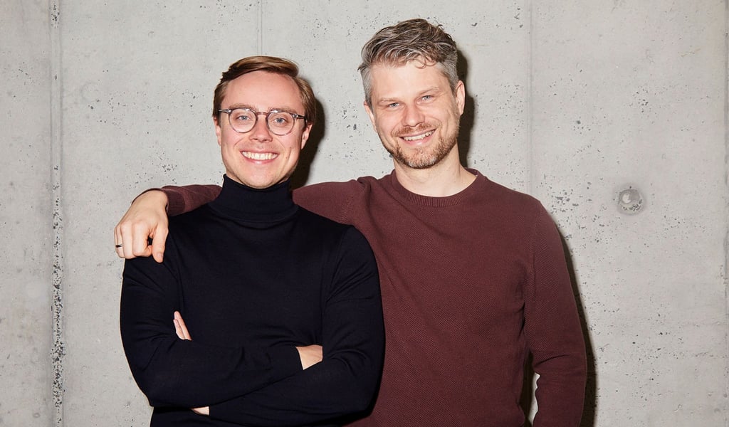 Die beiden Mitbegründer des Berliner KI-Start-ups Parloa Malte Kosub (l) und Stefan Ostwald.