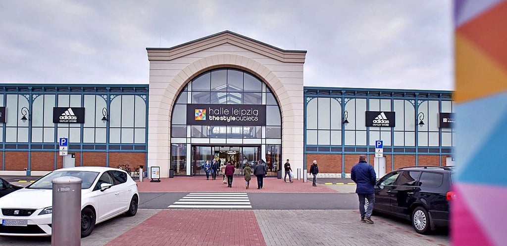 Das Halle Leipzig The Style Outlets an der Autobahn A9 in Brehna lädt zur Dschungelnacht ein - mit Attraktionen und einem Gewinnspiel.
