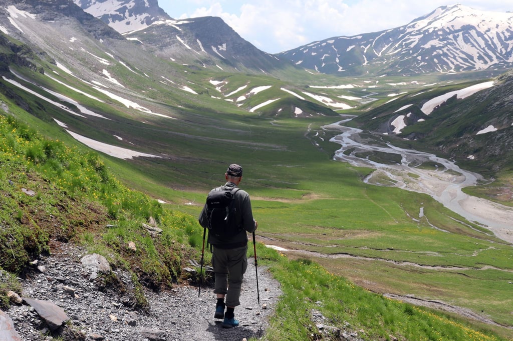 Wasser, Berge, Schneereste: Blick auf die Greina.
