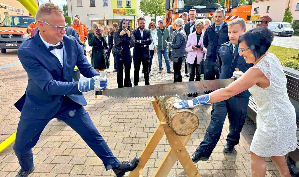 Manuela und Jan Giersch müssen nach dem Jawort im Standesamt am Sägebock Schwerstarbeit leisten.