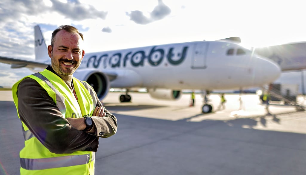 Geschäftsführer Axel Schefe vor einem der drei Airbus A320neo, die Marabu in Leipzig/Halle stationiert hat.