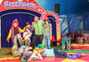 Benjamin Hein, der mit „Bertolinis Kids Entertainment“ unterwegs ist, macht aus einigen Jungen der Dobritzer Grundschule „Vorfläming“ richtige Zirkusclowns.