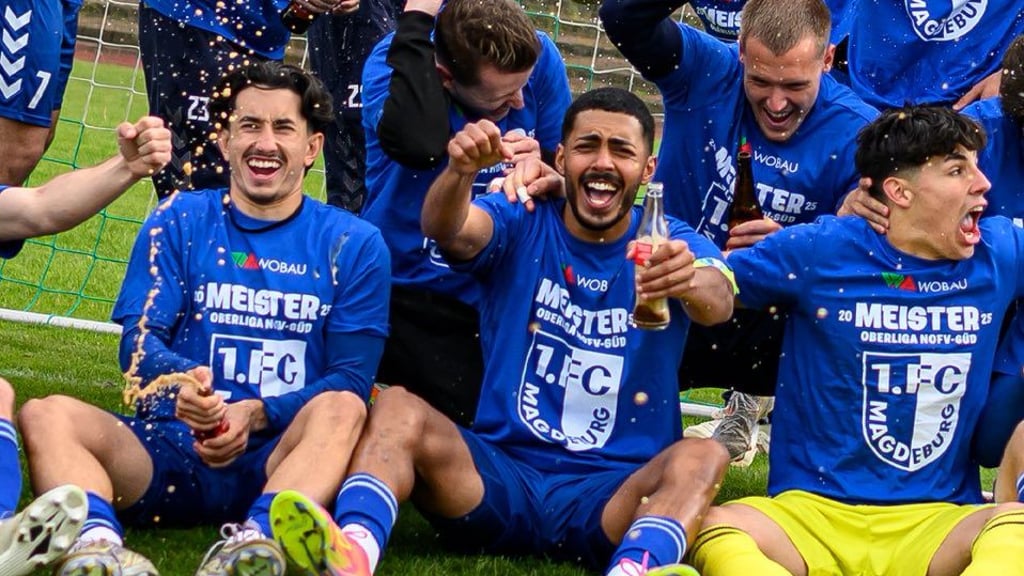 Die U23 vom 1. FC Magdeburg feiert Regionalliga-Aufstieg und Oberliga-Meisterschaft.