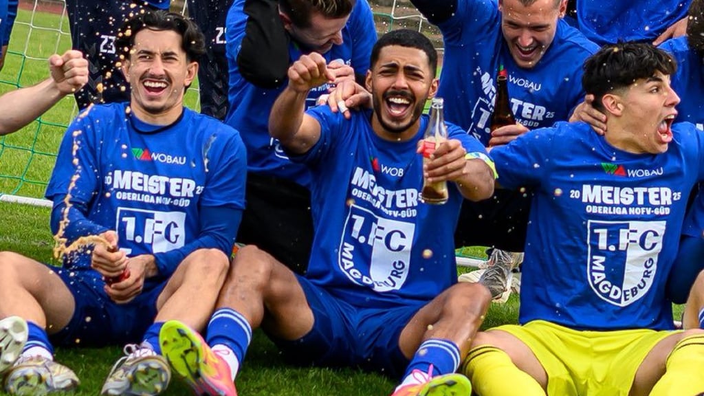 Die U23 vom 1. FC Magdeburg feiert Regionalliga-Aufstieg und Oberliga-Meisterschaft.