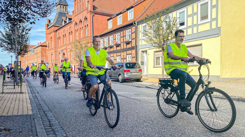 Klarer Fall, oder? Seehausen, hier rechts Verbandsgemeindebürgermeister Rüdiger Kloth, hatte 2024 gleich bei der Auftaktveranstaltung des Stadtradelns die Nase vorn. Vor Nico Schulz, Bürgermeister der Einheitsgemeinde Osterburg.