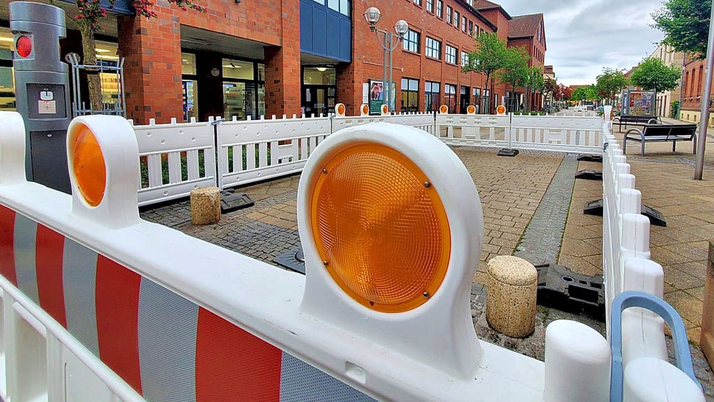 Die August-Bebel-Straße ist am Rathaus wegen Bauarbeiten gesperrt.Kristina Reiher