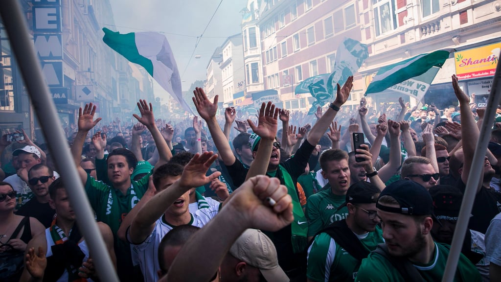 Bremer Fanmarsch zum Spiel gegen Jahn Regensburg