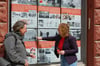 Wirtschaftsförderin Denise Demnitz (l.) und Gleichstellungsbeauftragte Katja Henze vor der Ausstellung „Frauen im geteilten Deutschland“ in der Jüdenstraße 5. 