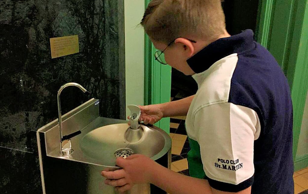 Die Burgschule hat einen Trinkwasserbrunnen gesponsert bekommen. Emil Burdinski darf die Anlage freigeben und ausprobieren.