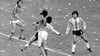 Der argentinische Verteidiger Luis Galván hat im WM-Finale 1978 den Ball im Blick. Wenig später ist er Fußball-Weltmeister.