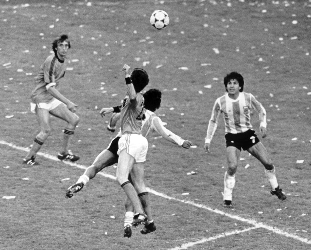 Der argentinische Verteidiger Luis Galván hat im WM-Finale 1978 den Ball im Blick. Wenig später ist er Fußball-Weltmeister.