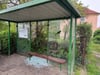 Eingeschlagene Scheibe am Wetterschutzhäuschen  an der Haltestelle in Halberstadts Klusstraße.