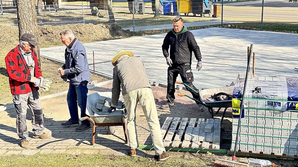 Rund 135 Quadratmeter Fläche wurde in Güsen gepflastert.