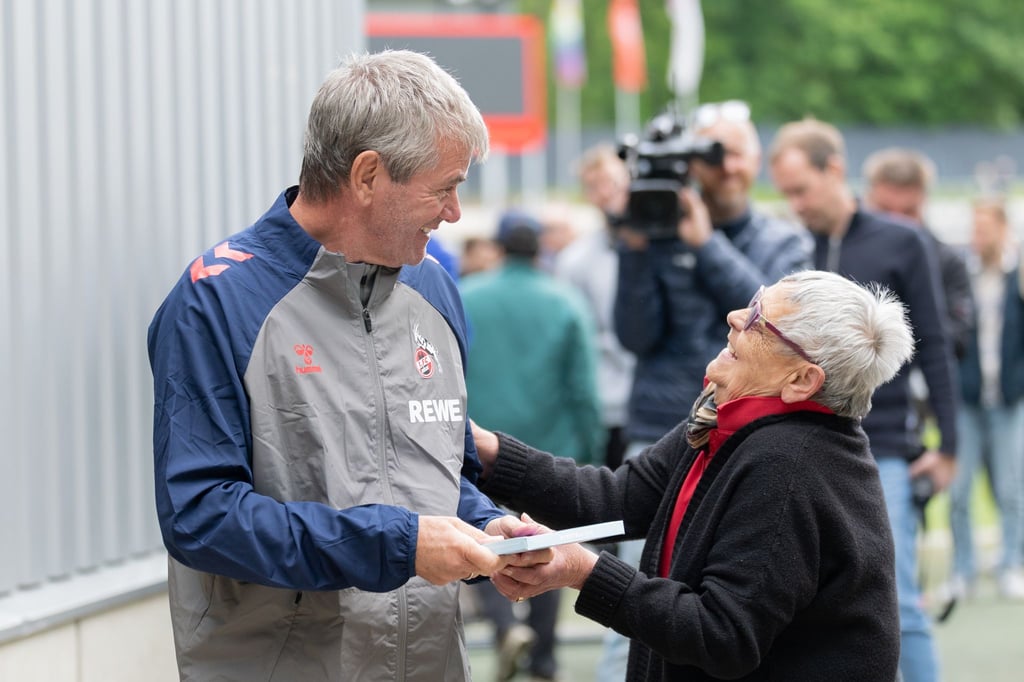Start mit Geschenk: Friedhelm Funkel hat sein erstes Training bei seiner Rückkehr nach Köln geleitet.
