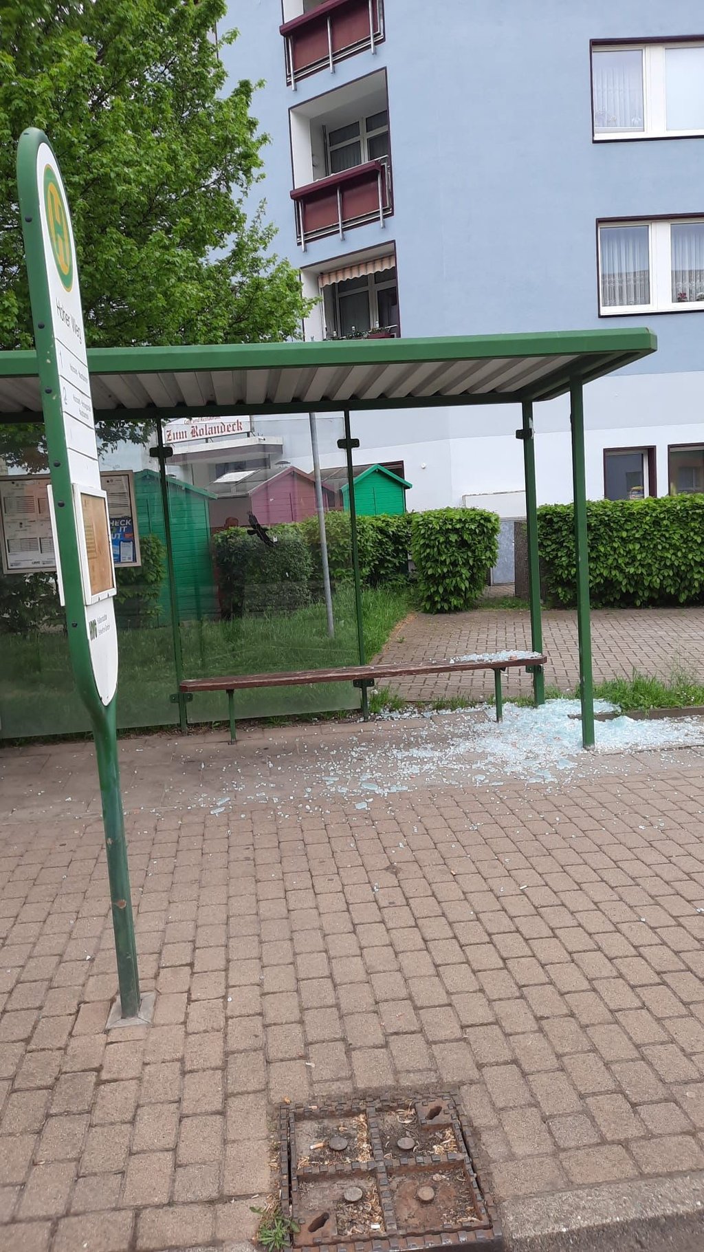 Insgesamt 16 Wetterschutzhäuschen der HVG - hier am Hohen Weg - wurden in den vergangenen Tagen mutwillig beschädigt.