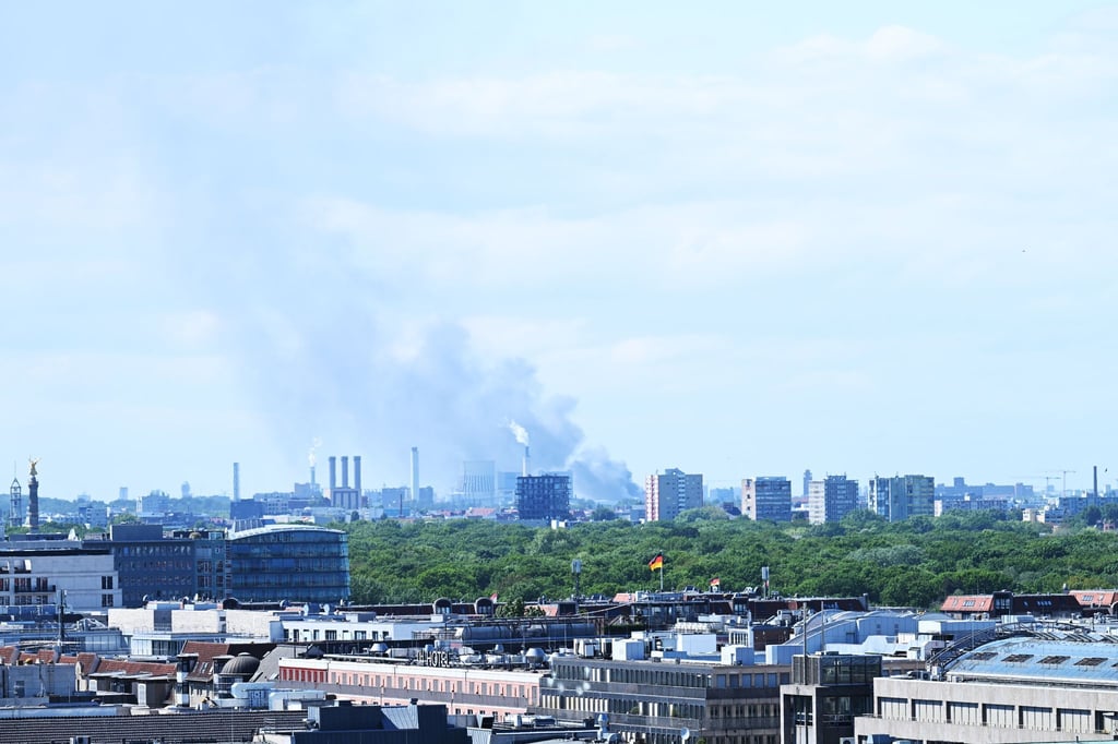 Die Berliner Feuerwehr musste zu einem Einsatz in Spandau ausrücken, um den Brand in einer Lagerhalle zu löschen.