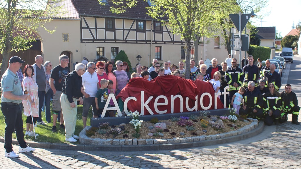 Die Kinder aus Ackendorf entfernten gemeinsam das rote Tuch, das den Schriftzug bis dato noch verhüllte.