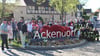 Die Kinder aus Ackendorf entfernten gemeinsam das rote Tuch, das den Schriftzug bis dato noch verhüllte.
