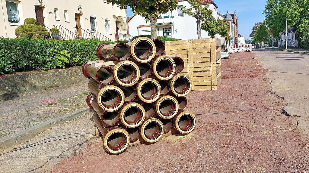 Seit Januar wird in der Ernst-Thälmann-Straße in Osterburg gearbeitet. Der Wasserverband verlegt für Trink- und Abwasserleitungen.
