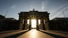 Am Donnerstag soll das Brandenburger Tor auf besondere Weise illuminiert werden. (Archivfoto)