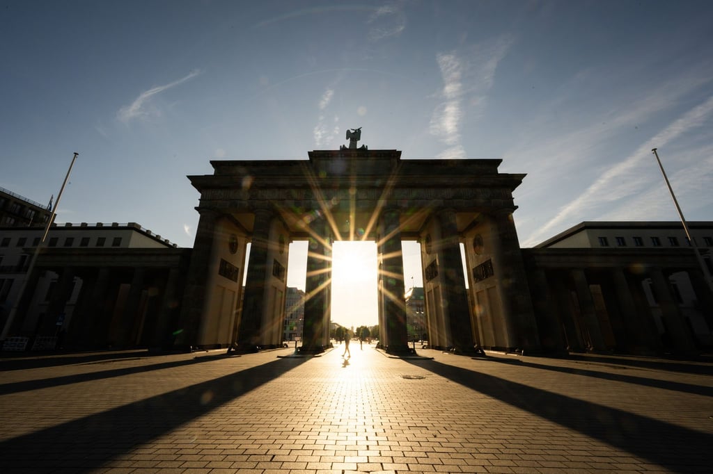 Am Donnerstag soll das Brandenburger Tor auf besondere Weise illuminiert werden. (Archivfoto)