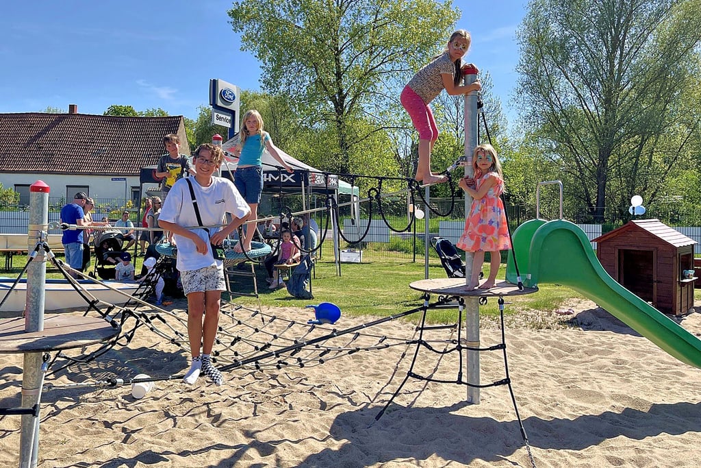 Auf dem neuen Spielplatz in Uchtdorf herrschte beim ersten Familienfest reges Treiben.