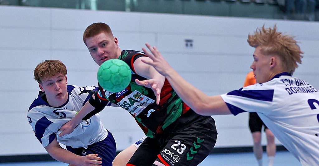 Mattis Heiß (M.) erzielte im Rückspiel gegen Dormagen vier Tore.