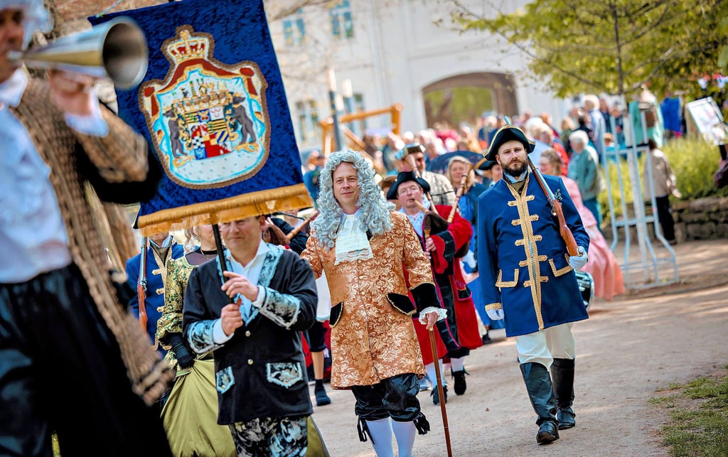 Der große Umzug durch den Schlosspark Köthen gehört zur Tradition beim Schlossfest #BLICKWECHSEL.