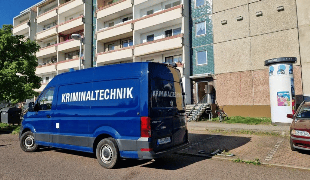 Auch die Kriminaltechnik war nach dem Brand in Heide-Nord in Halle im Einsatz.