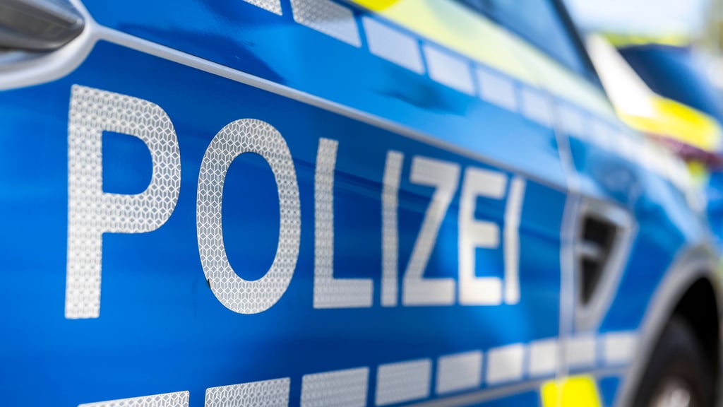 Die Polizei stellt den flüchtigen Fahrer wenig später zu Hause.